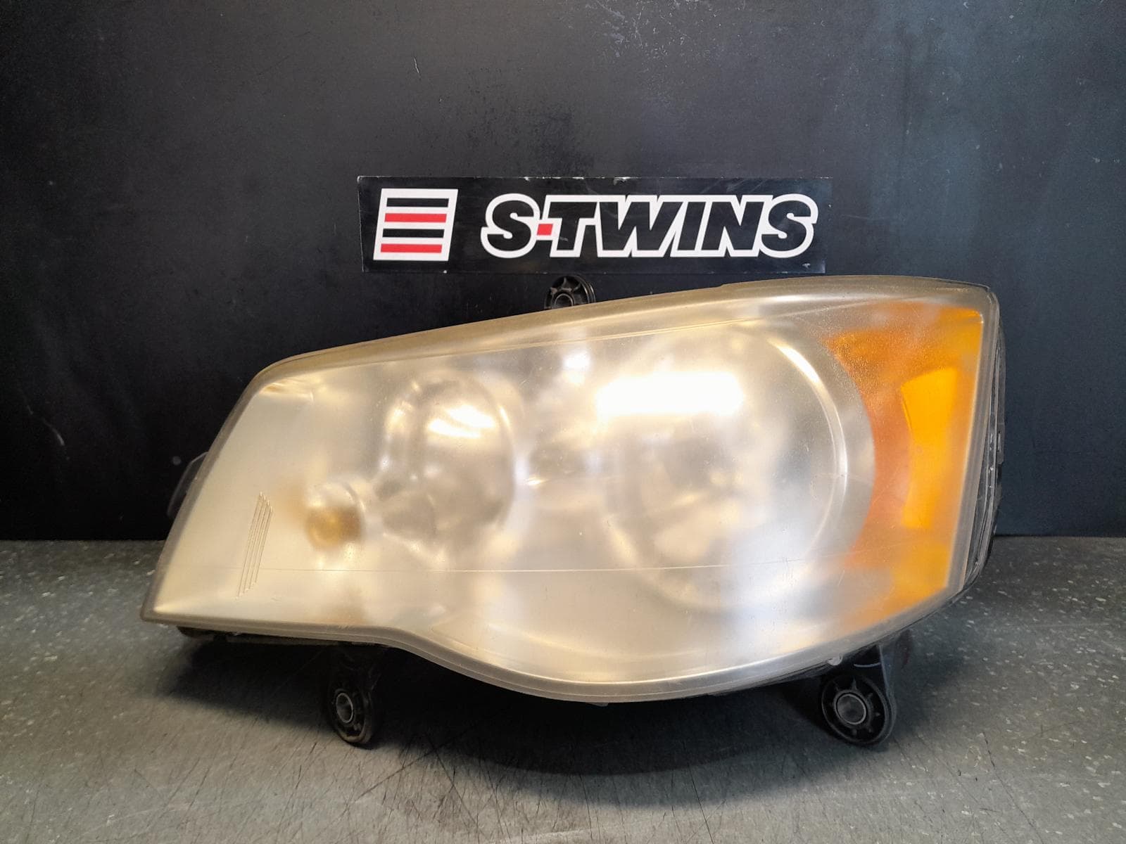 Used auto part listing image: 2009 CHRYSLER VOYAGER LEFT HEADLAMP RT, HALOGEN, 03/08-12/14 0000345346