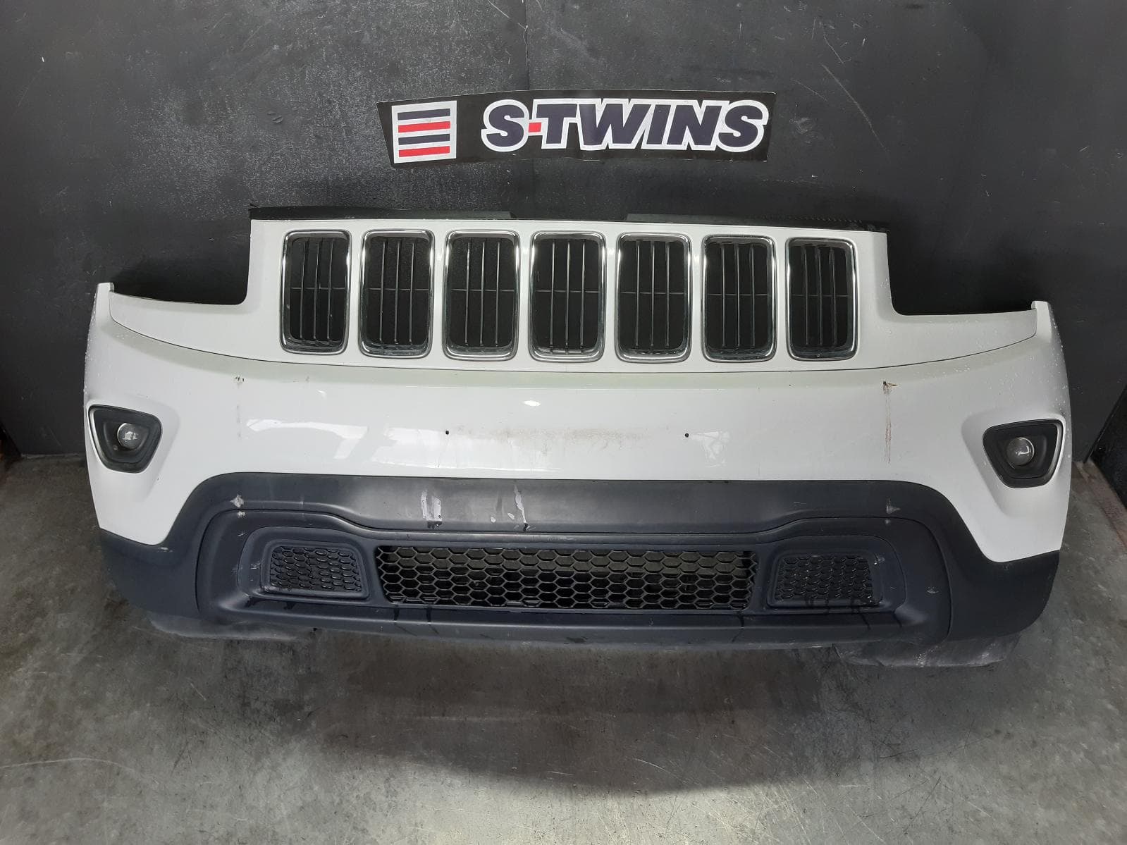 Used auto part listing image: 2015 JEEP GRANDCHEROKEE FRONT BUMPER WK, BUMPER BAR (2 PIECE), LAREDO, NON PARK SENSOR TYPE, 04/13-09/16 0000281826