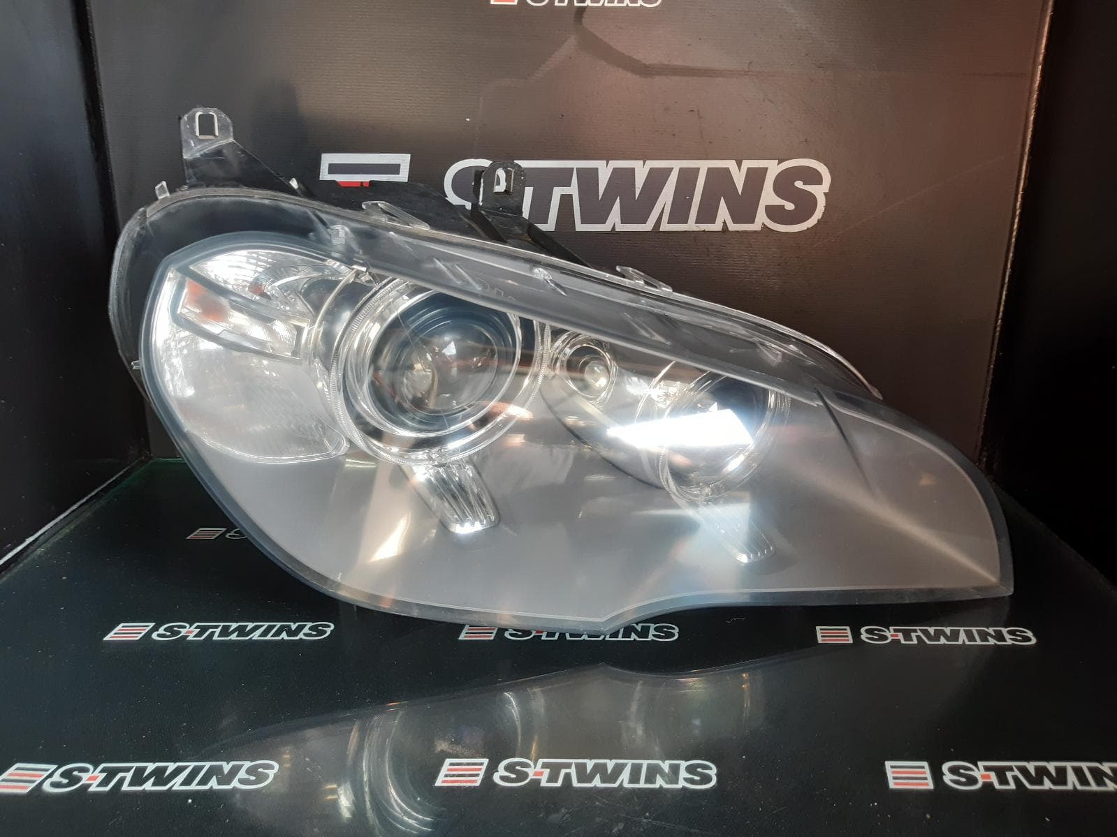 Used auto part listing image: 2012 BMW X5 RIGHT HEADLAMP E70, HALOGEN TYPE, 02/06-06/13 0000276437