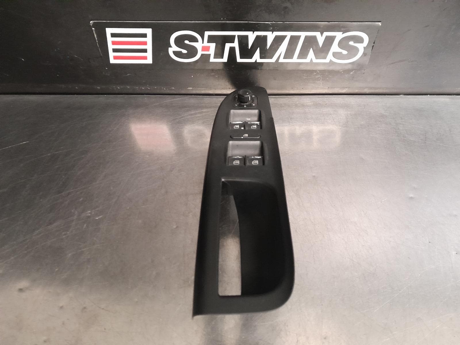 Used auto part listing image: 2007 VOLKSWAGEN PASSAT PWR DR WIND SWITCH RH FRONT (MASTER SWITCH), 3C/MK6 B6-B7, SEDAN, W/ CHROME ON SWITCHES TYPE, 03/06-05/15 0000287354