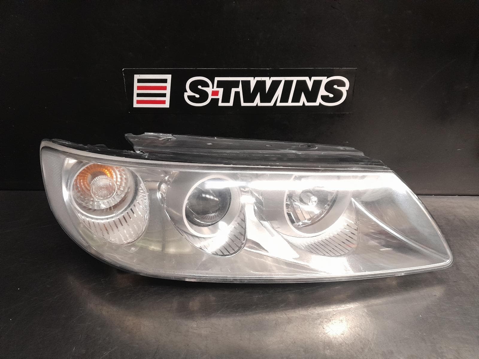 Used auto part listing image: 2006 HYUNDAI GRANDEUR RIGHT HEADLAMP TG, XENON TYPE, 02/06-06/10 0000286333
