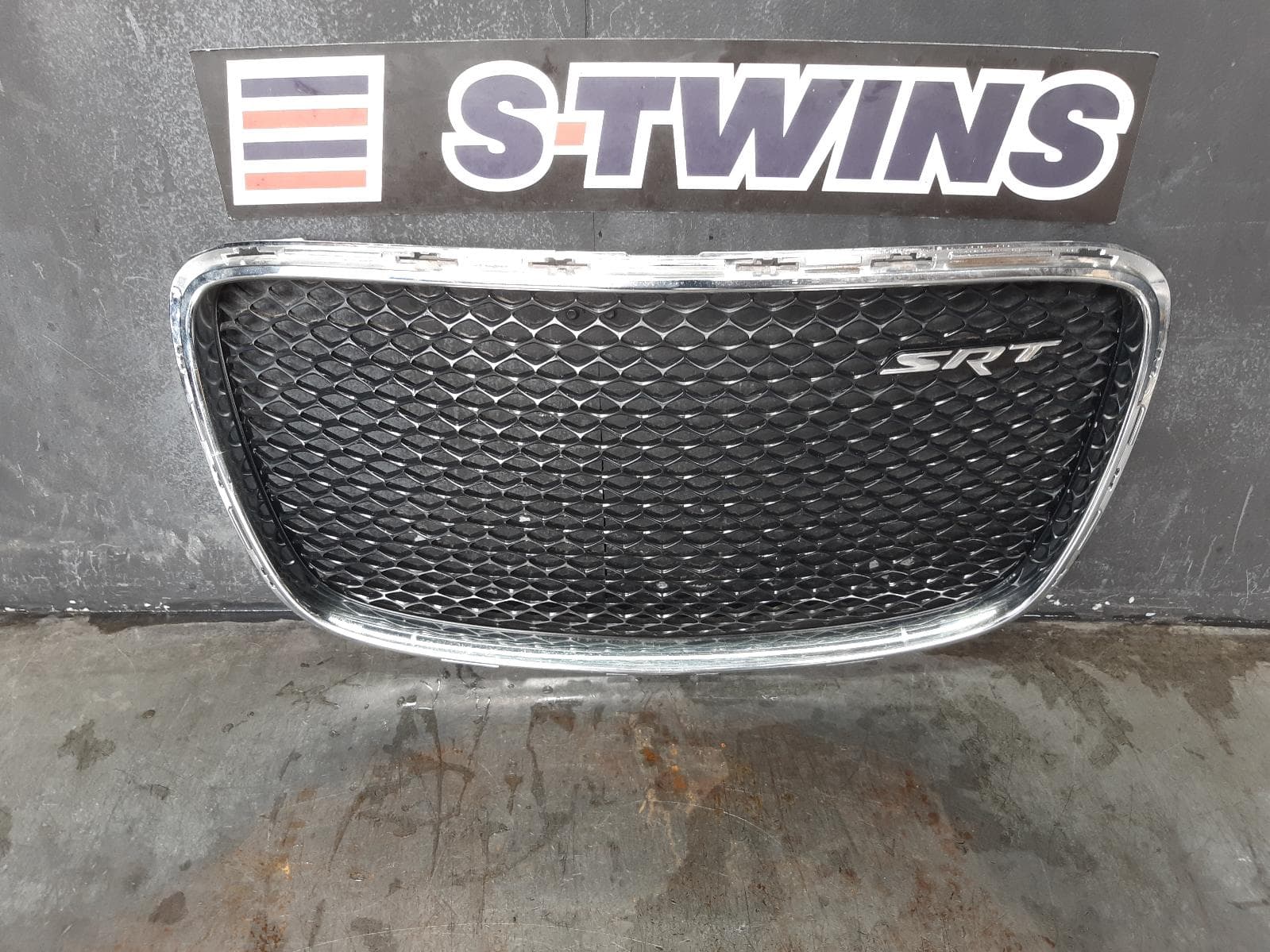 Used auto part listing image: 2021 CHRYSLER 300C GRILLE RADIATOR GRILLE, LX2, SRT/HYPER/CORE, 01/15-12/21 0000264536