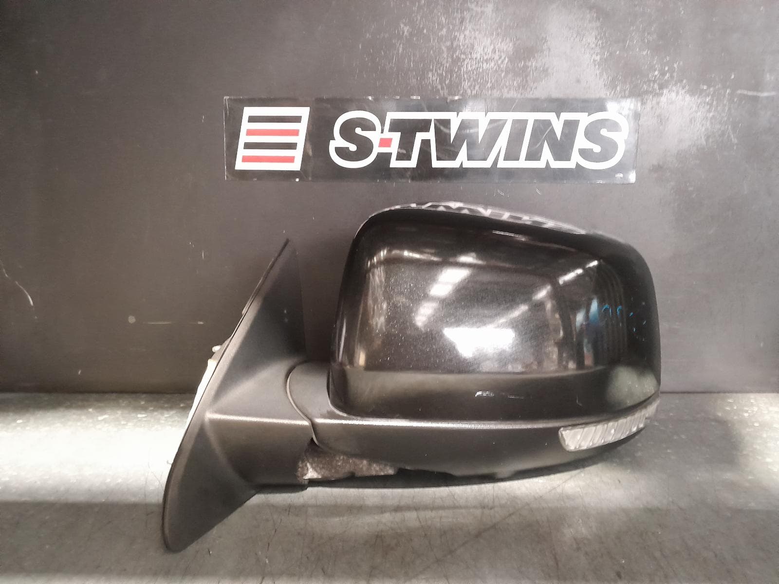 Used auto part listing image: 2014 JEEP GRANDCHEROKEE LEFT DOOR MIRROR W/ MEMORY, AUTO DIM, BLIND SPOT, PUDDLE, COLOUR CODED, WK, 04/13-12/16 0000343989