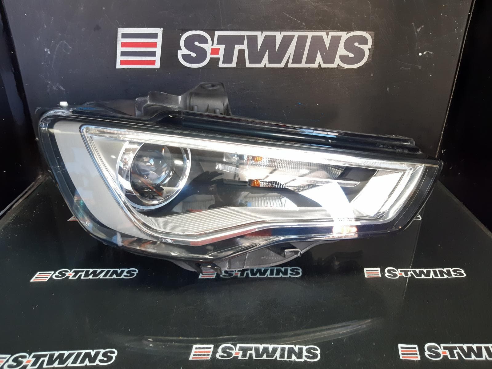 Used auto part listing image: 2014 AUDI A3 RIGHT HEADLAMP 8V, HATCH, XENON TYPE, 03/13-04/16 0000354856