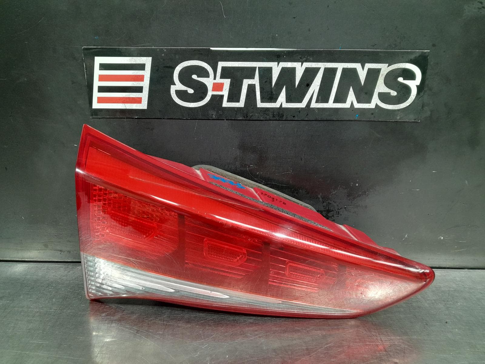 Used auto part listing image: 2017 HYUNDAI TUCSON REAR GARNISH TAILGATE LAMP (LH SIDE), TL, ACTIVE ONLY, KOREAN BUILT (VIN KMHJ), NON LED TYPE, 06/15-06/18 0000307247
