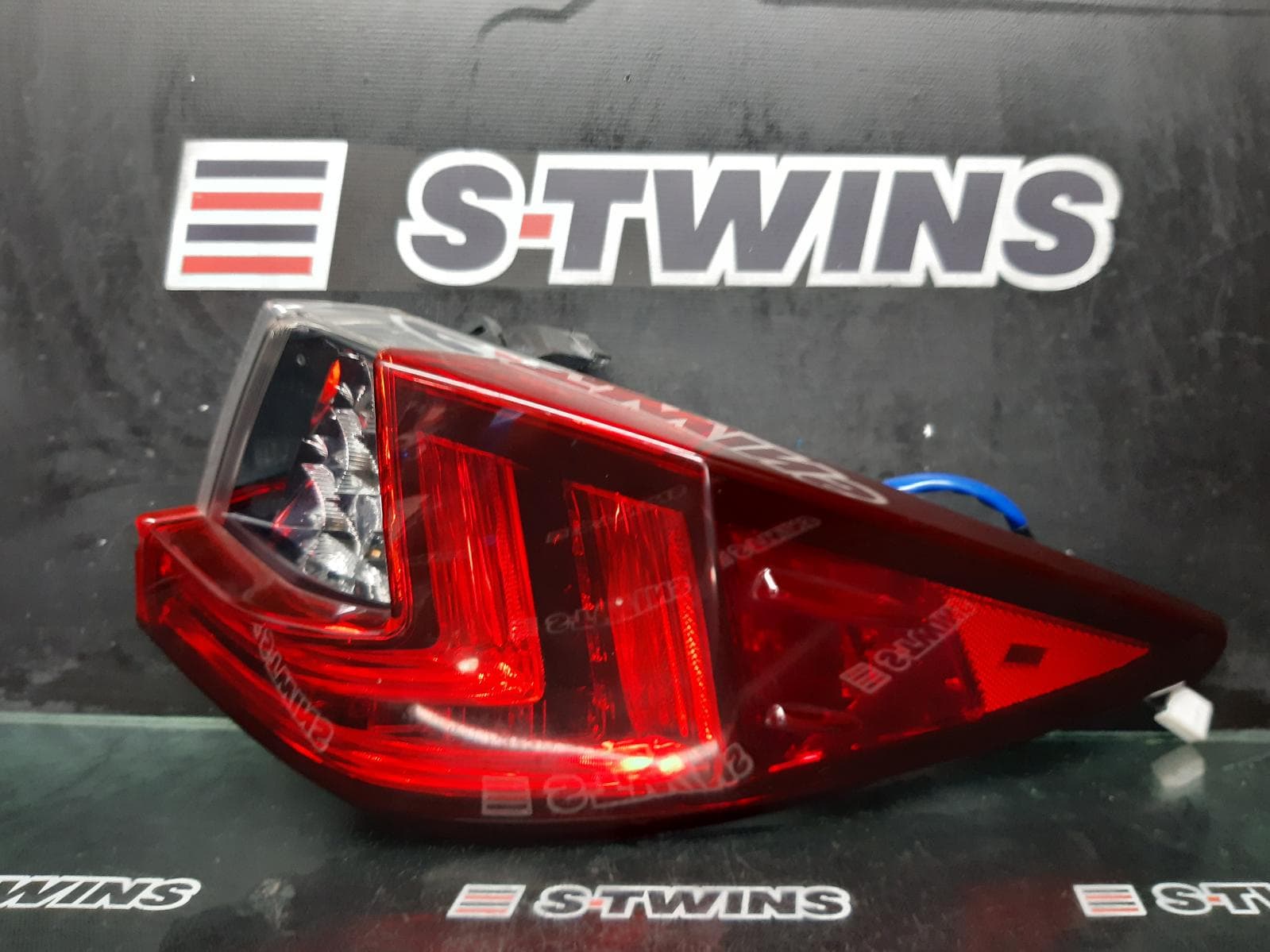 Used auto part listing image: 2018 LEXUS RX SERIES RIGHT TAILLIGHT AL20, F SPORT/SPORTS LUXURY, LED TYPE, 09/15-10/19 0000256576
