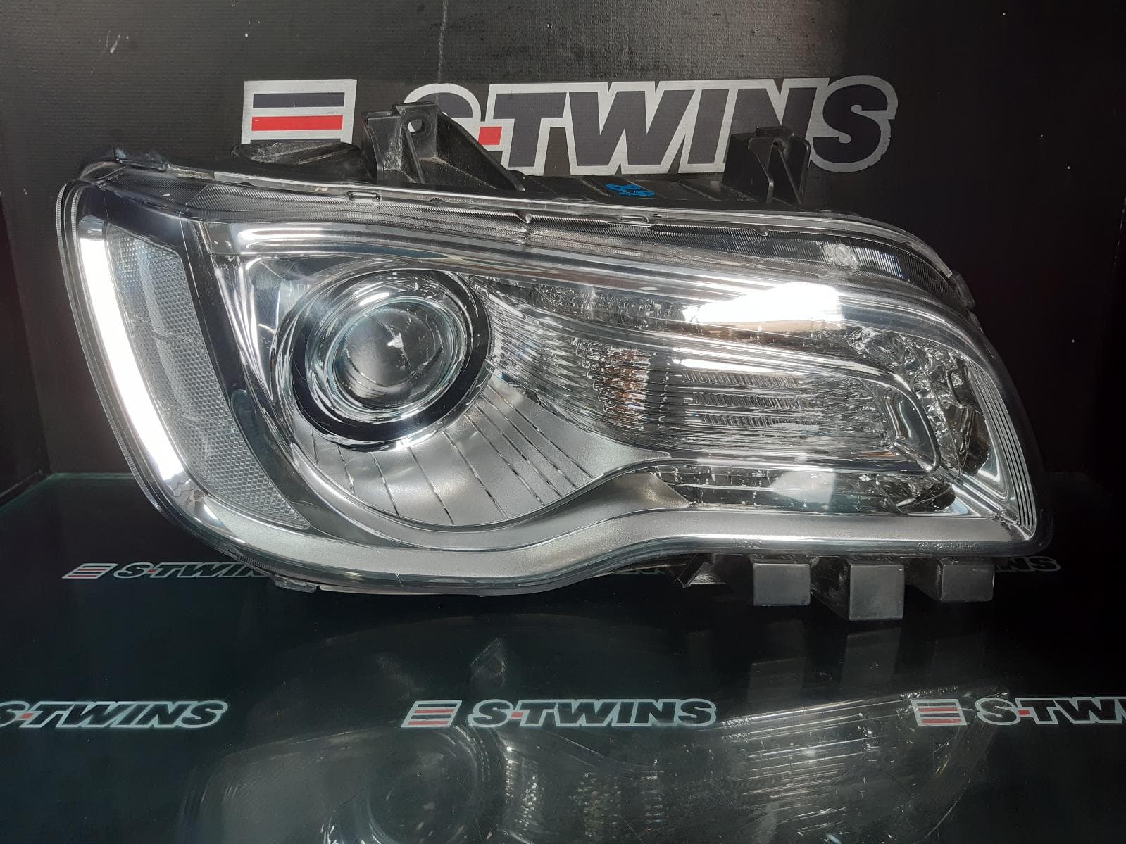 Used auto part listing image: 2015 CHRYSLER 300C RIGHT HEADLAMP LX2, XENON, W/ CHROME BEZEL TYPE, 01/15-12/21 0000254593