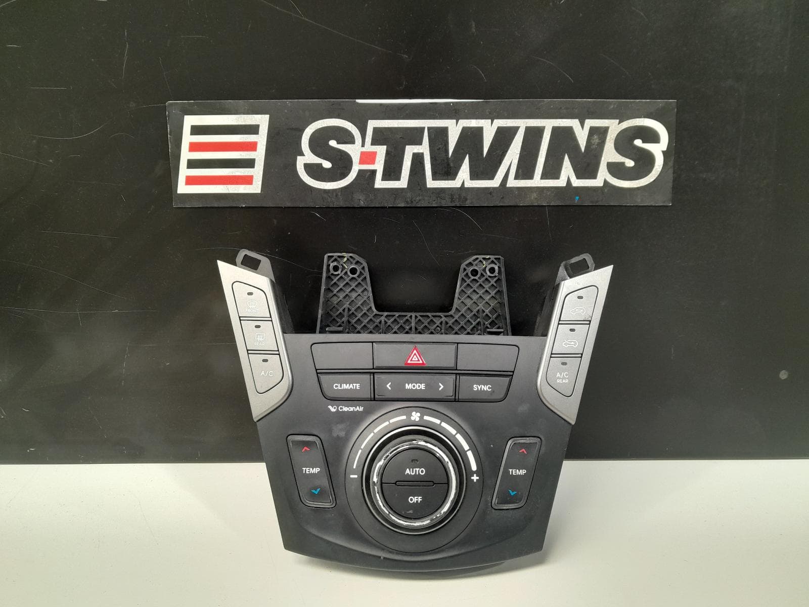 Used auto part listing image: 2016 HYUNDAI SANTA FE HEATER AC CONTROLS DM, CLIMATE CONTROL TYPE, 06/12-02/18 0000310184