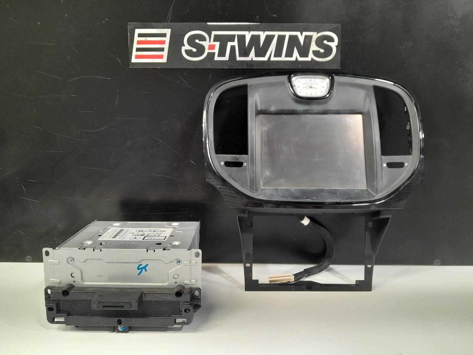 Used auto part listing image: 2014 CHRYSLER 300C SAT NAV HEAD UNIT, SRT/S TYPE, LX2, 12/11-12/14 0000310247