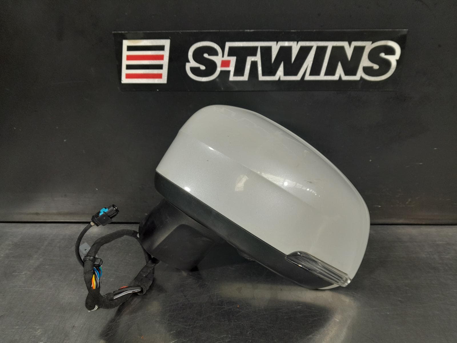 Used auto part listing image: 2019 VOLVO XC90 LEFT DOOR MIRROR Mk2, POWER FOLD, W/ BLIND SPOT & CAMERA TYPE, COLOUR CODED, 04/15- 0000300523