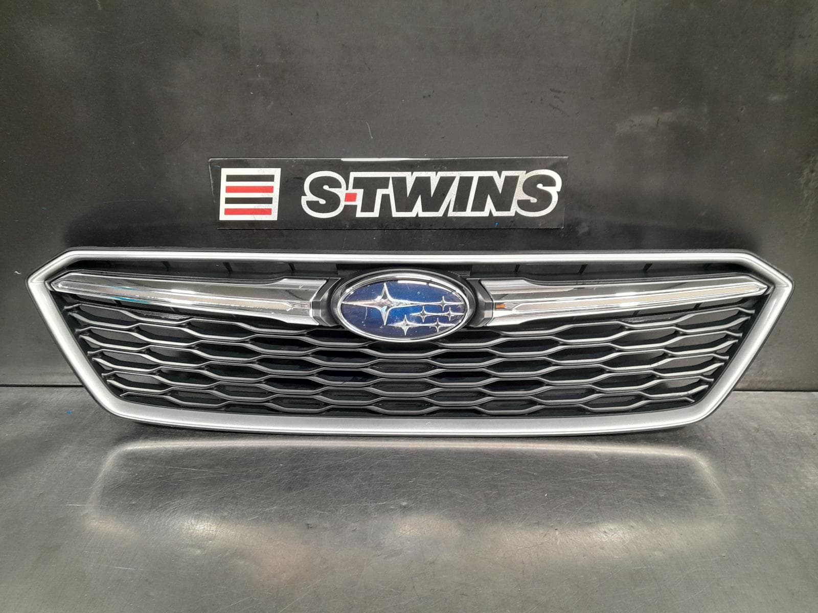 Used auto part listing image: 2017 SUBARU IMPREZA GRILLE RADIATOR GRILLE, G4, HATCH/SEDAN, CHROME SURROUND TYPE, 08/15-08/17 0000308039