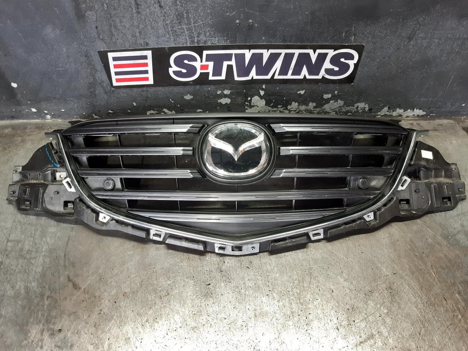 Used auto part listing image: 2016 MAZDA CX5 GRILLE RADIATOR GRILLE, KE, W/ PARK SENSOR TYPE, 11/14-12/16 0000312541