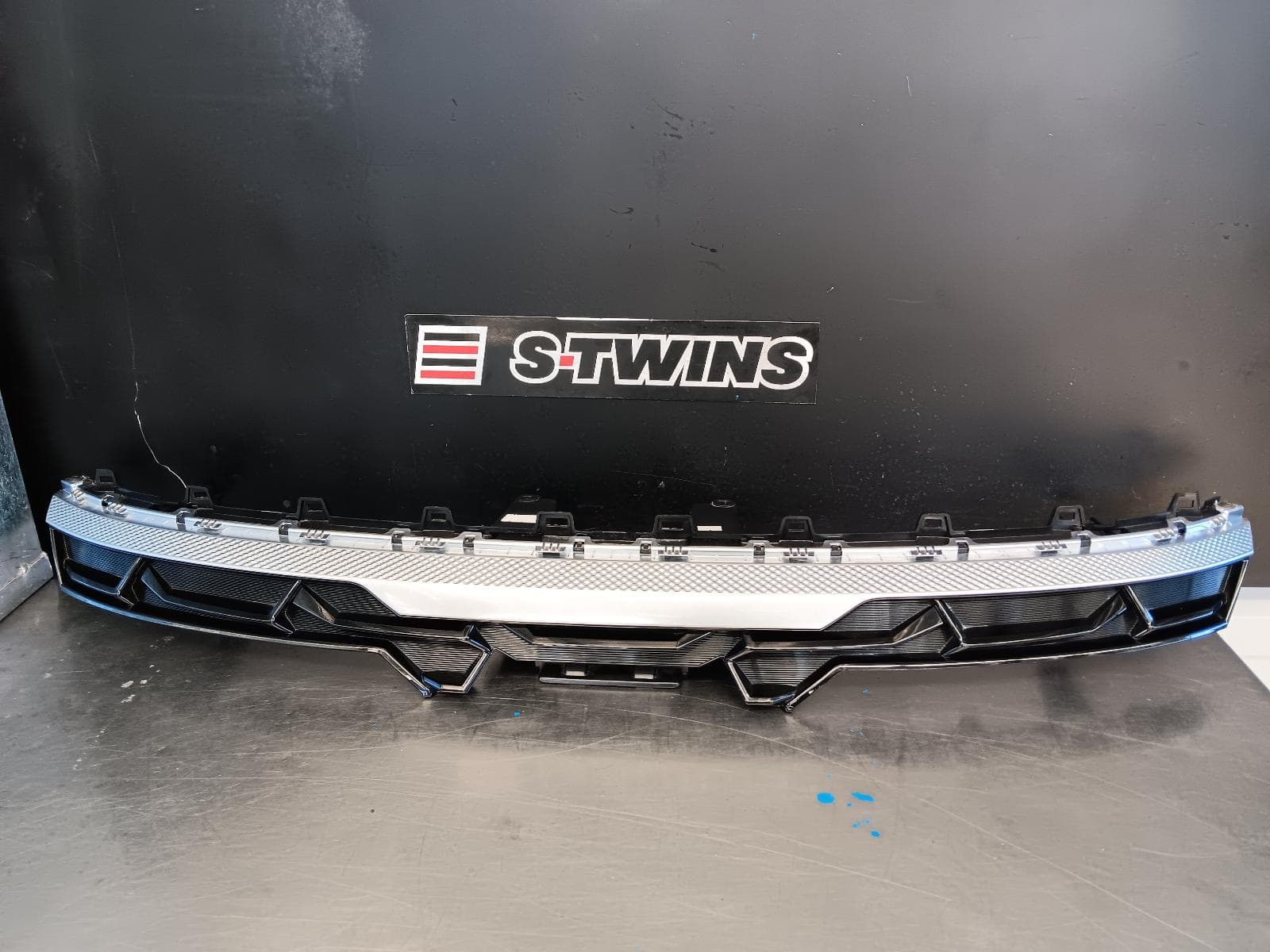 Used auto part listing image: 2023 KIA SELTOS GRILLE RADIATOR GRILLE, W/ DRL TYPE, SP2, 08/22- 0000313068