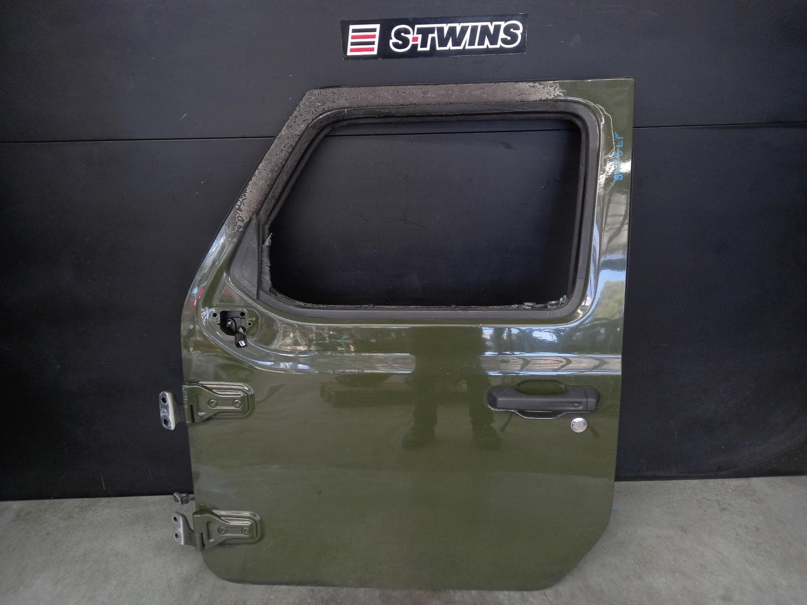 Used auto part listing image: 2021 JEEP WRANGLER LEFT FRONT DOOR JL, 08/18- 0000318599