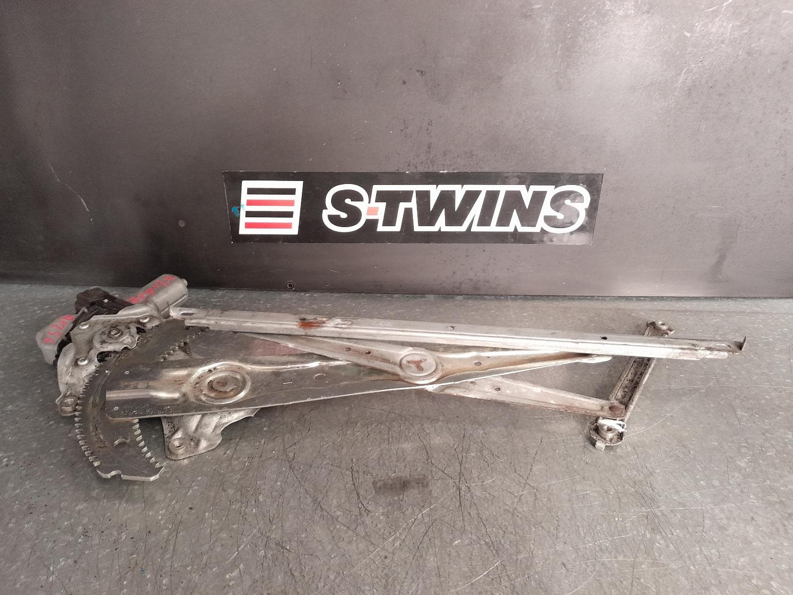 Used auto part listing image: 2018 TOYOTA KLUGER LEFT FRONT WINDOW REG MOTOR XU50 SERIES, 12/13-02/21 0000321149