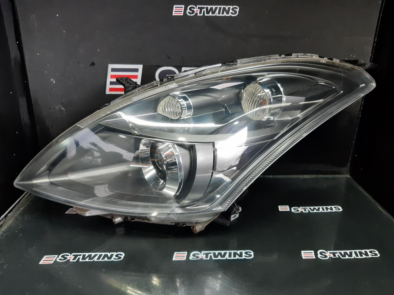 Used auto part listing image: 2014 SUZUKI SWIFT LEFT HEADLAMP FZ, XENON TYPE (SPORTS), 08/10-03/17 0000338651