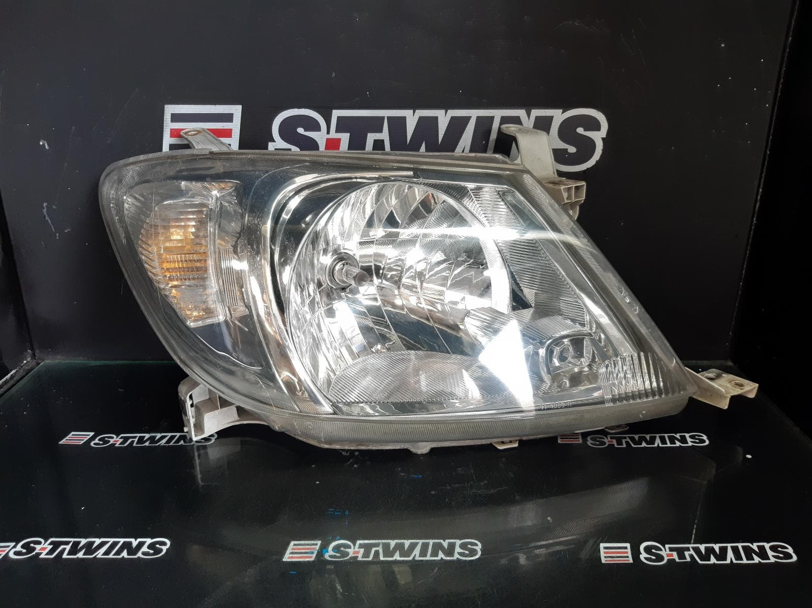 Used auto part listing image: 2007 TOYOTA HILUX RIGHT HEADLAMP 02/05-10/08 0000331450