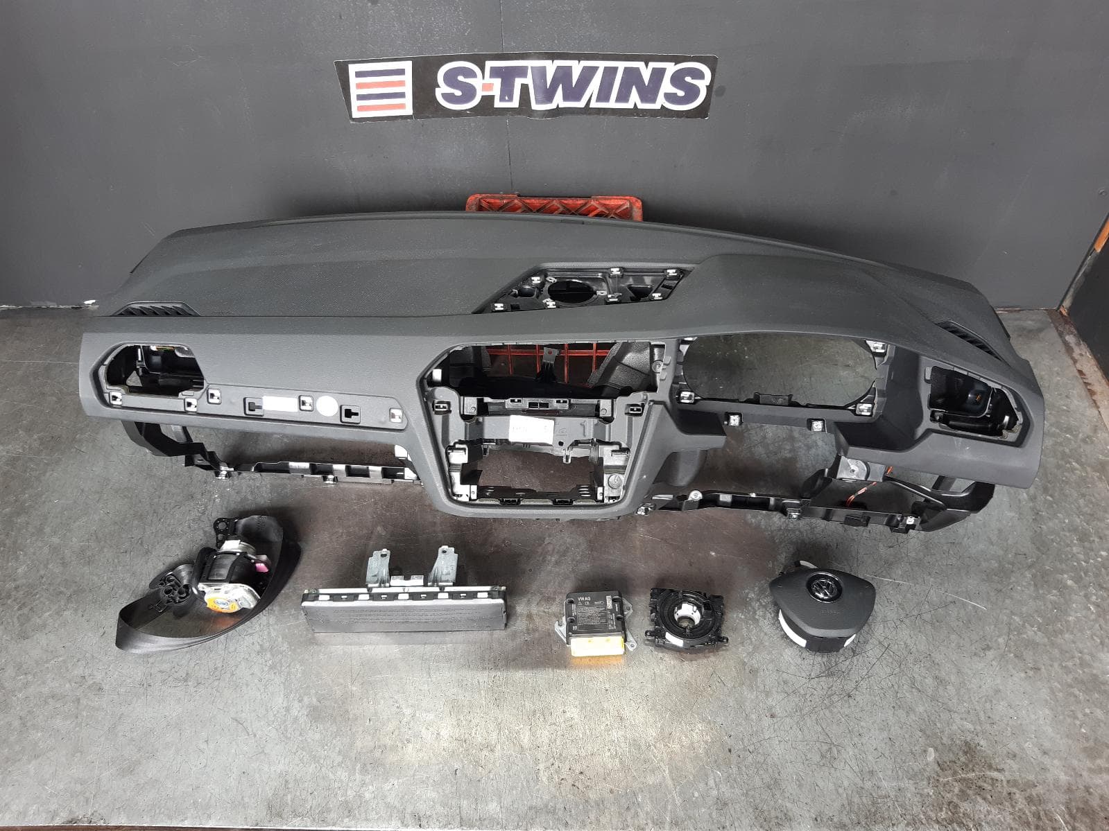 Used auto part listing image: 2020 VOLKSWAGEN TIGUAN AIRBAG ASSEMBLY DUAL AIRBAG ASSY, 5NA, NON ALLSPACE, 06/16-05/21 0000325336