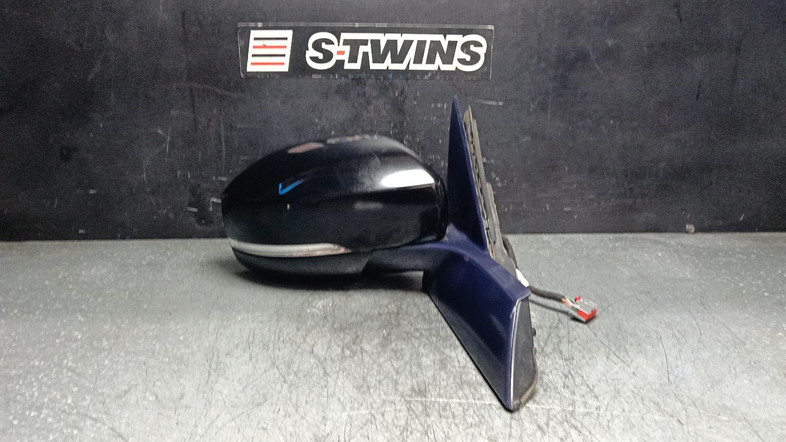 Used auto part listing image: 2017 LAND ROVER DISCOVERY RIGHT DOOR MIRROR L462, W/ POWER FOLD, MEMORY, AUTO DIM, BLIND SPOT TYPE, 12/16- 0000400719