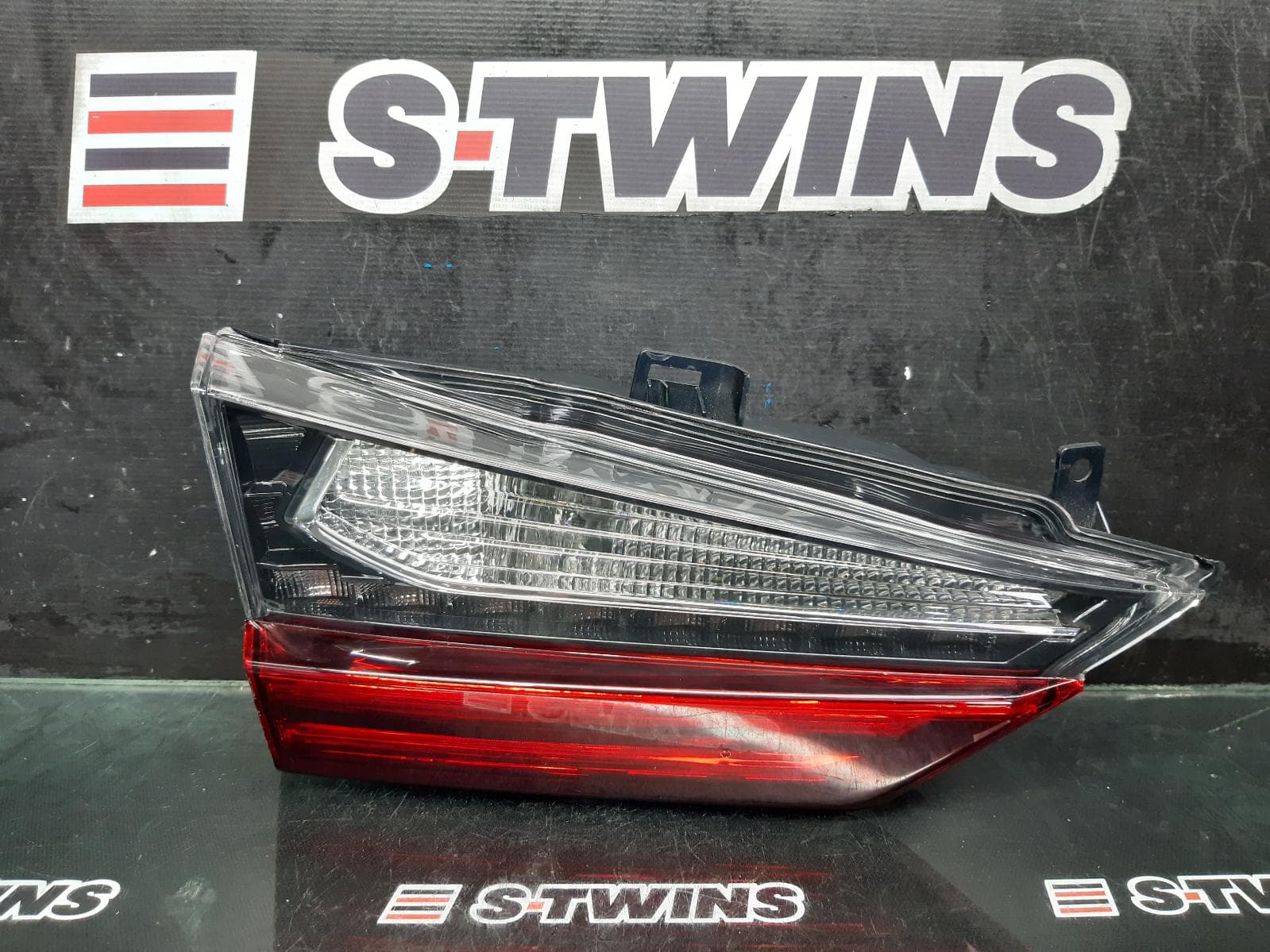 Used auto part listing image: 2018 LEXUS RX SERIES REAR GARNISH TAILGATE LAMP (LH SIDE), AL20, F SPORTS/SPORTS LUXURY, LED TYPE, 09/15-10/19 0000256555