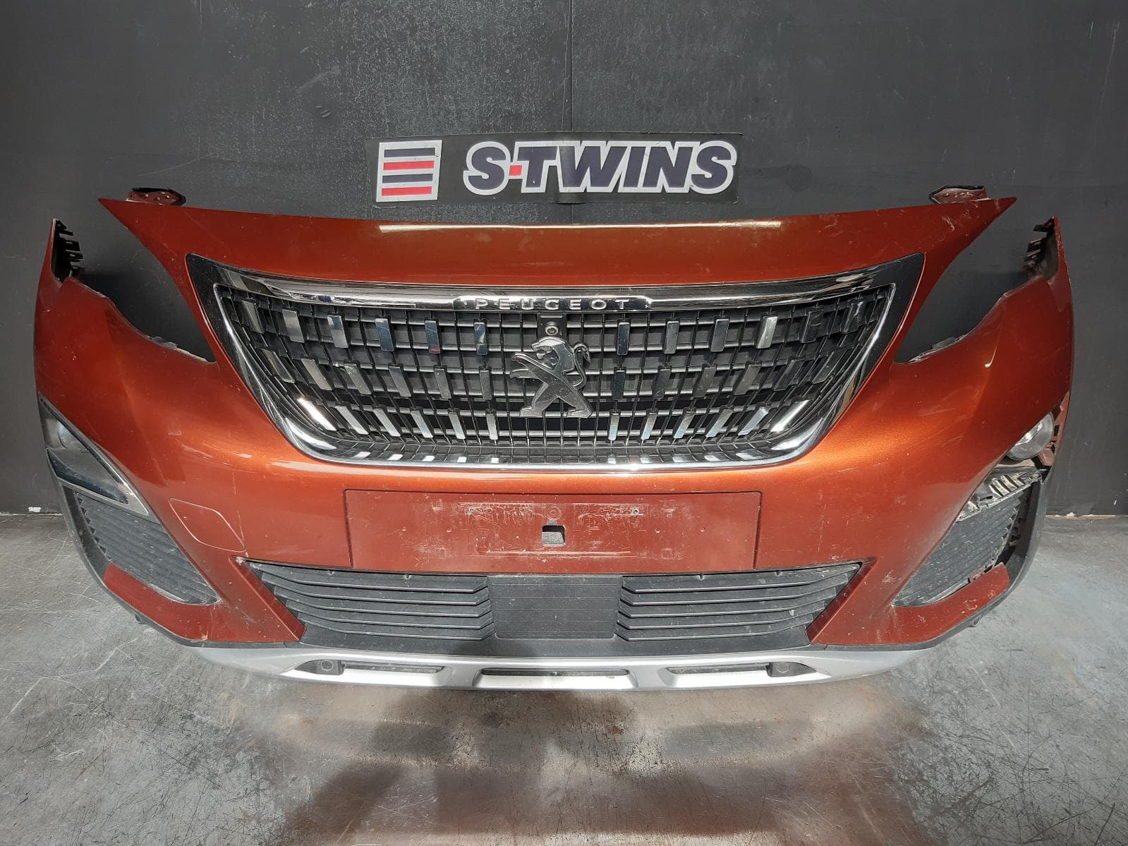 Used auto part listing image: 2019 PEUGEOT 3008 FRONT BUMPER P84, BUMPER BAR, ALLURE, W/ PARK SENSOR TYPE, 10/16-10/20 0000337351