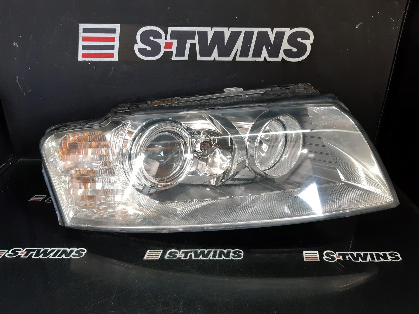 Used auto part listing image: 2004 AUDI A8 RIGHT HEADLAMP D3, 09/03-06/05 0000334651