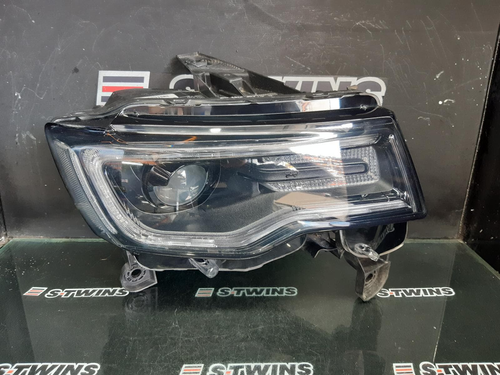 Used auto part listing image: 2017 JEEP GRANDCHEROKEE RIGHT HEADLAMP WK, SRT/TRACKHAWK, XENON, ADAPTIVE TYPE, 09/16-02/22 0000349984