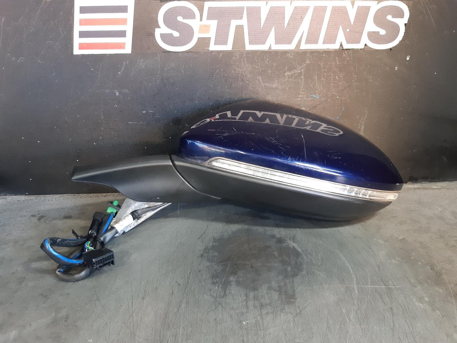 Used auto part listing image: 2018 VOLKSWAGEN GOLF LEFT DOOR MIRROR GEN 7, COLOUR CODED, MANUAL FOLD, W/ MEMORY, HEATED, NON LANE CHANGE ASSIST TYPE (6XR/7Y0), 07/13-02/18 0000340782