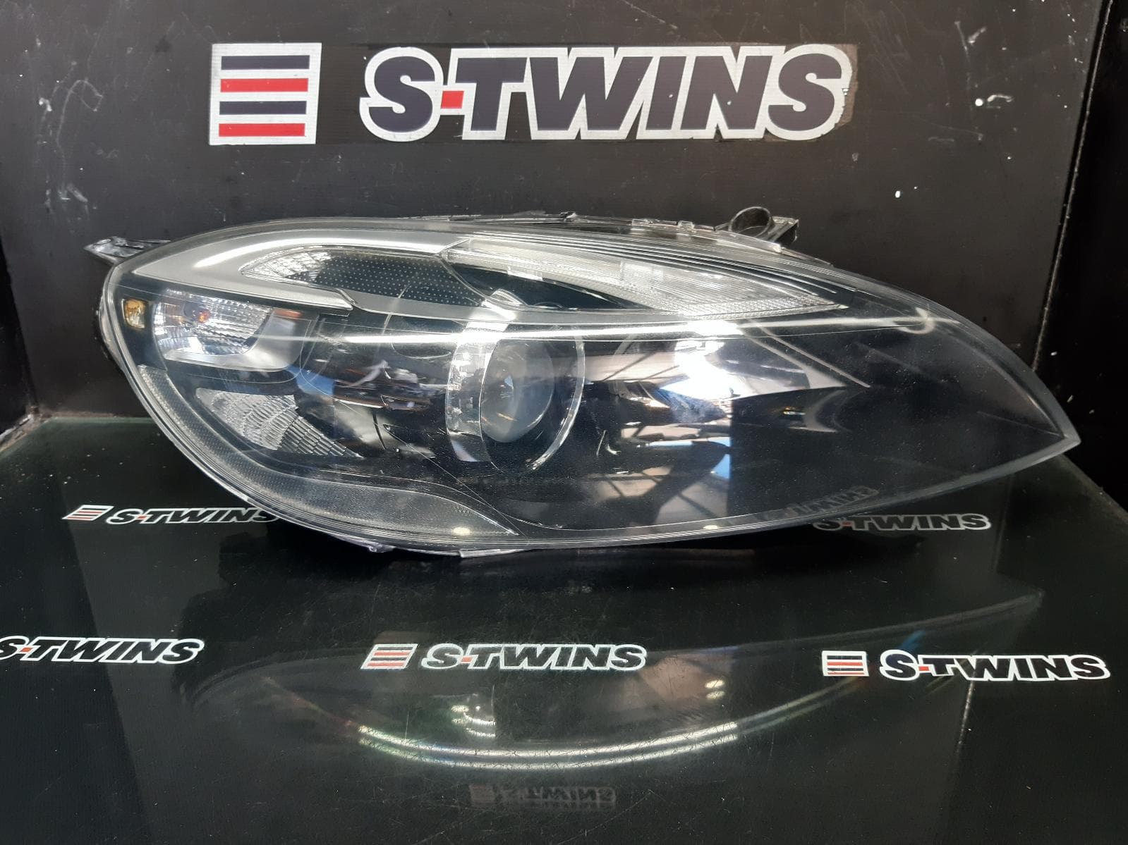 Used auto part listing image: 2013 VOLVO S40 RIGHT HEADLAMP M SERIES, NON CROSS COUNTRY (YV1MV), XENON TYPE, VIN 122790-, 08/13- 0000344441