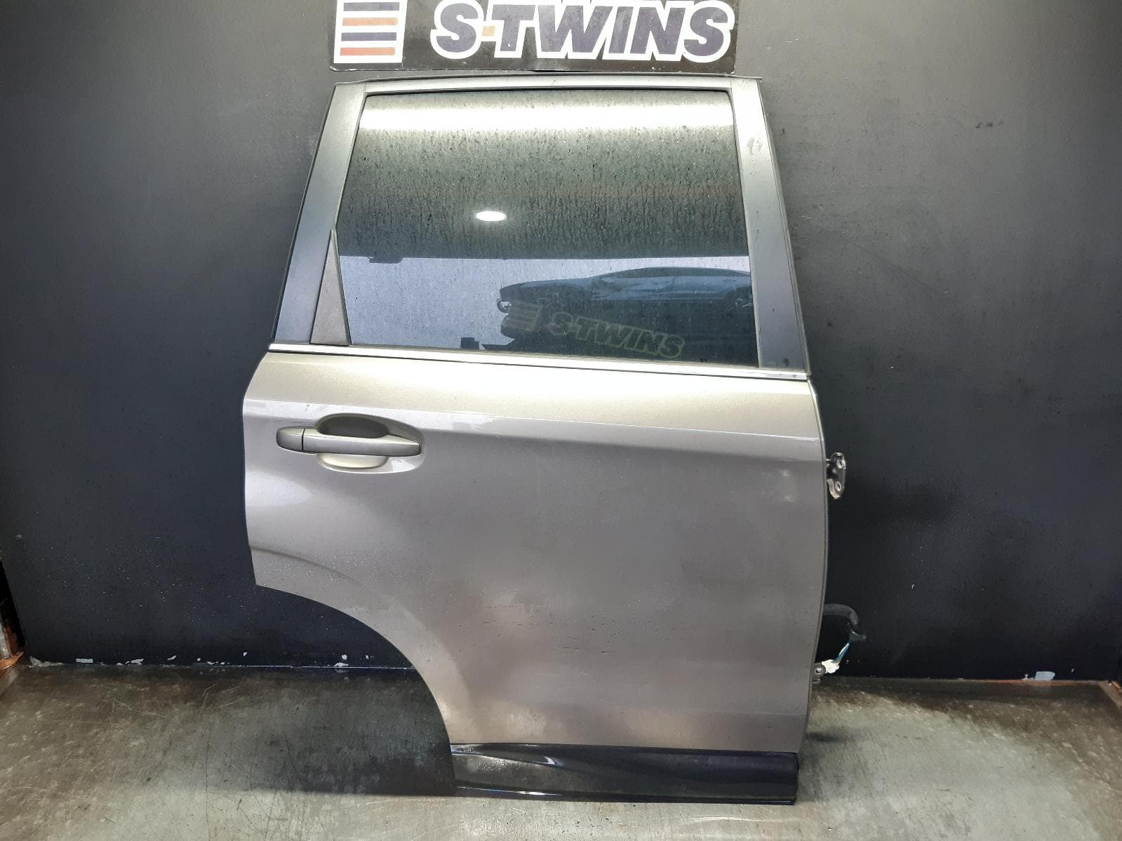 Used auto part listing image: 2016 SUBARU FORESTER RIGHT REAR DOOR SLIDING SJ, 12/12-08/18 0000350385