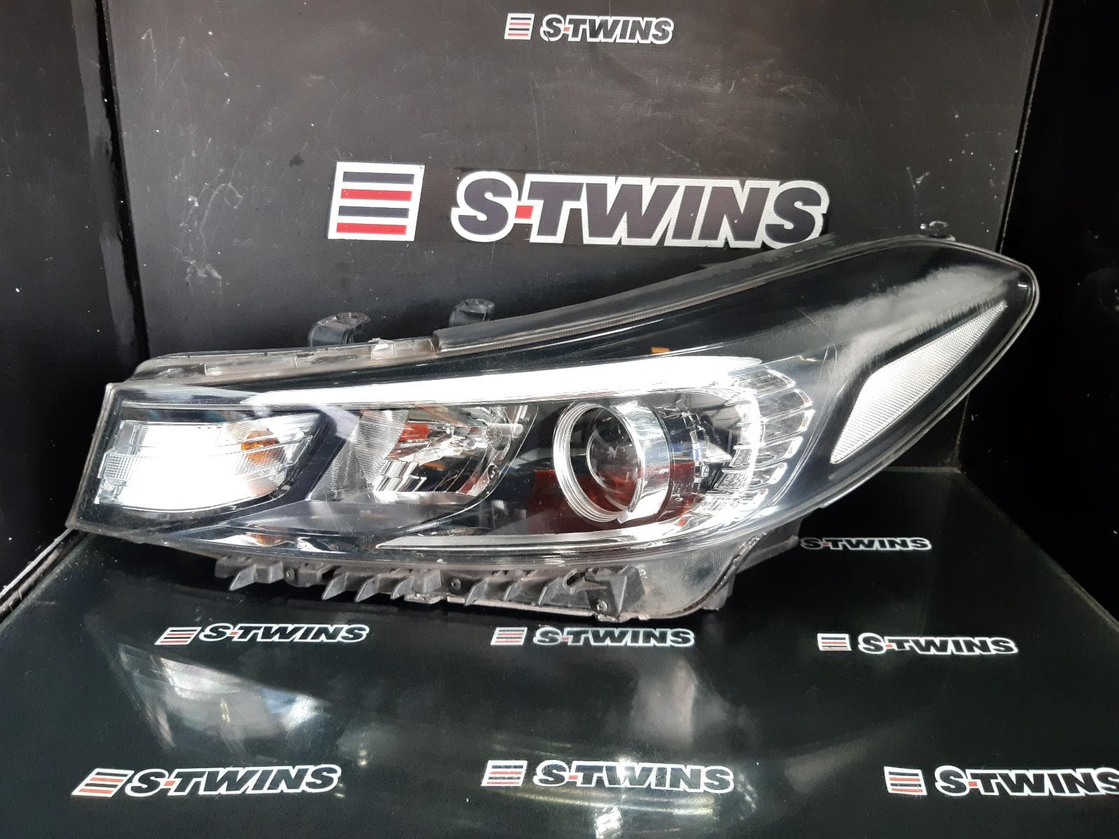 Used auto part listing image: 2016 KIA CERATO LEFT HEADLAMP YD, LED TYPE, 03/16-05/18 0000350468