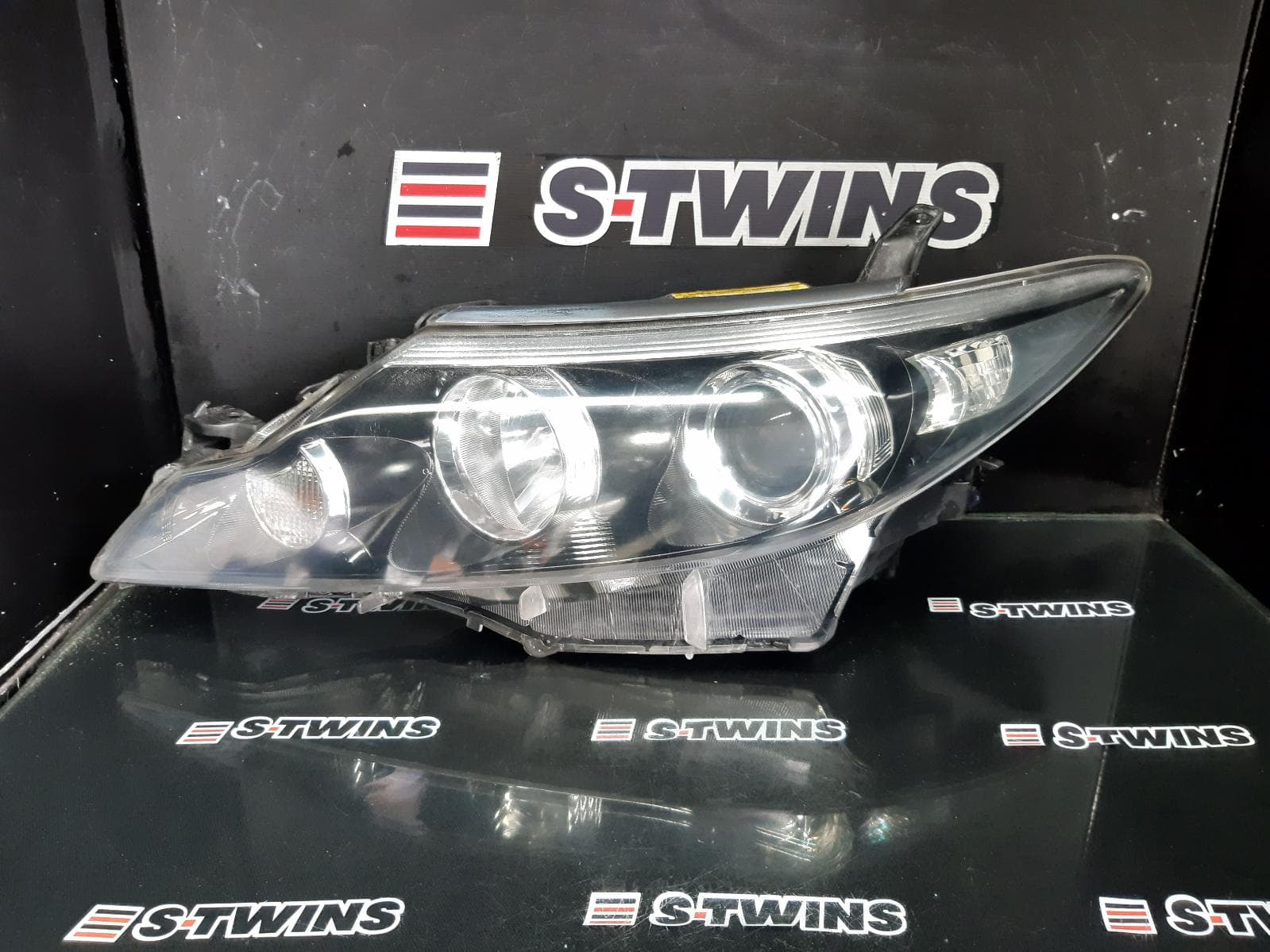 Used auto part listing image: 2014 TOYOTA ESTIMA LEFT HEADLAMP XR50, HID TYPE, ELECT ADJ, CHROME INNER, LENS 28192, 05-19 (IMPORT) 0000353226