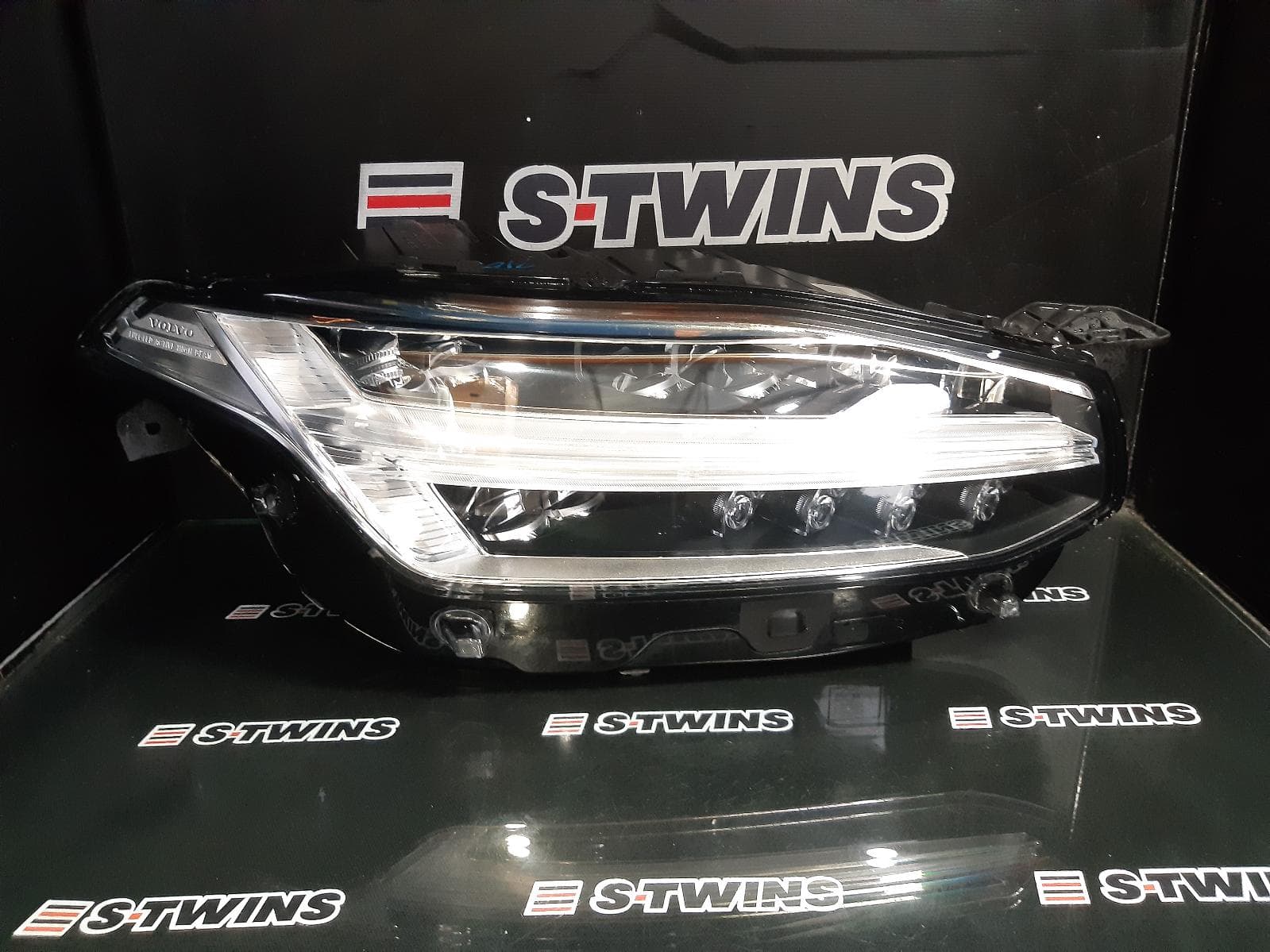 Used auto part listing image: 2017 VOLVO XC90 RIGHT HEADLAMP Mk2, LED TYPE, 04/15- 0000264979