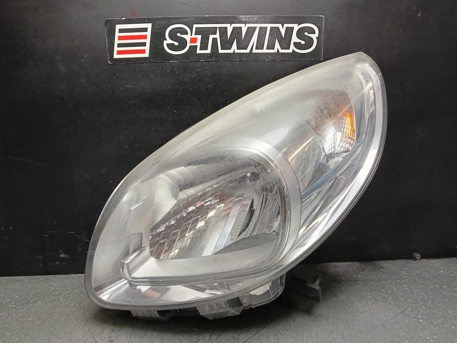 Used auto part listing image: 2019 RENAULT KANGOO LEFT HEADLAMP X61, HALOGEN TYPE, CHROME INSERT, 09/13-02/22 0000388850