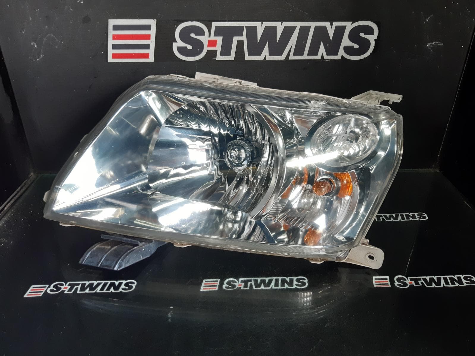 Used auto part listing image: 2013 SUZUKI VITARA LEFT HEADLAMP GRAND VITARA, JB-JT, 3DR, HALOGEN, NON AUTO LEVELLING TYPE, 04/05-12/18 0000359817