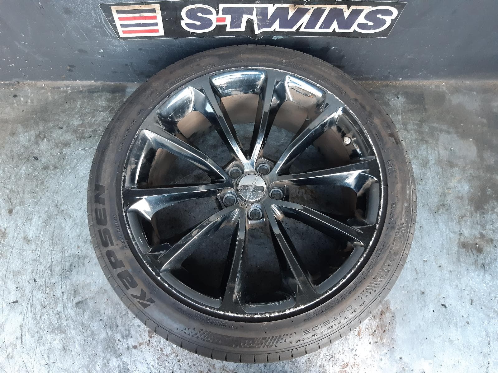 Used auto part listing image: 2017 CHRYSLER 300C WHEEL MAG FACTORY, 20X9IN, SILVER, SRT, LX2, 01/15-12/21 0000345484