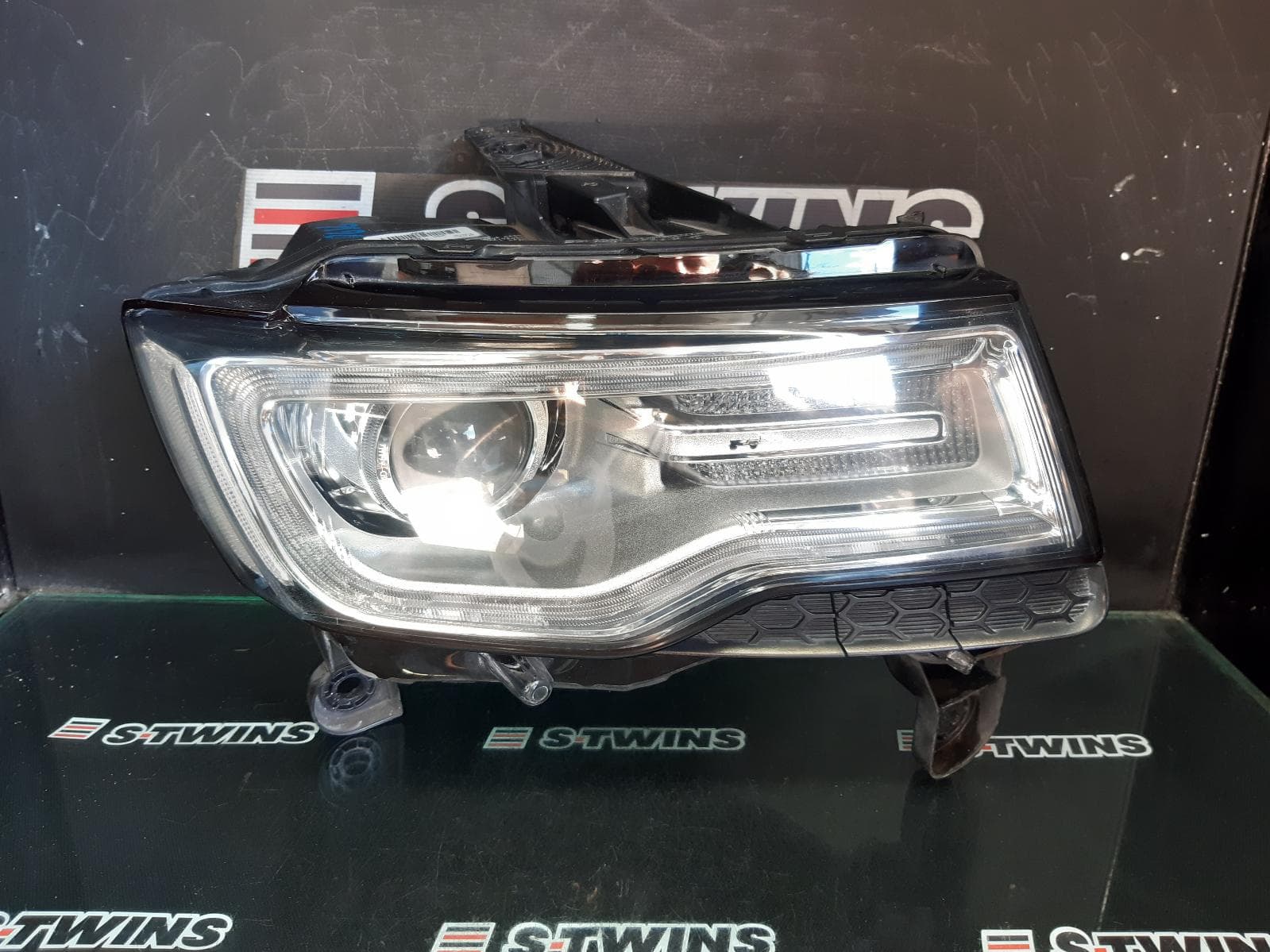 Used auto part listing image: 2015 JEEP GRANDCHEROKEE RIGHT HEADLAMP WK, LAREDO/LIMITED/OVERLAND/SUMMIT, XENON, NON AFS TYPE (LM2), 04/13-09/16 0000347385