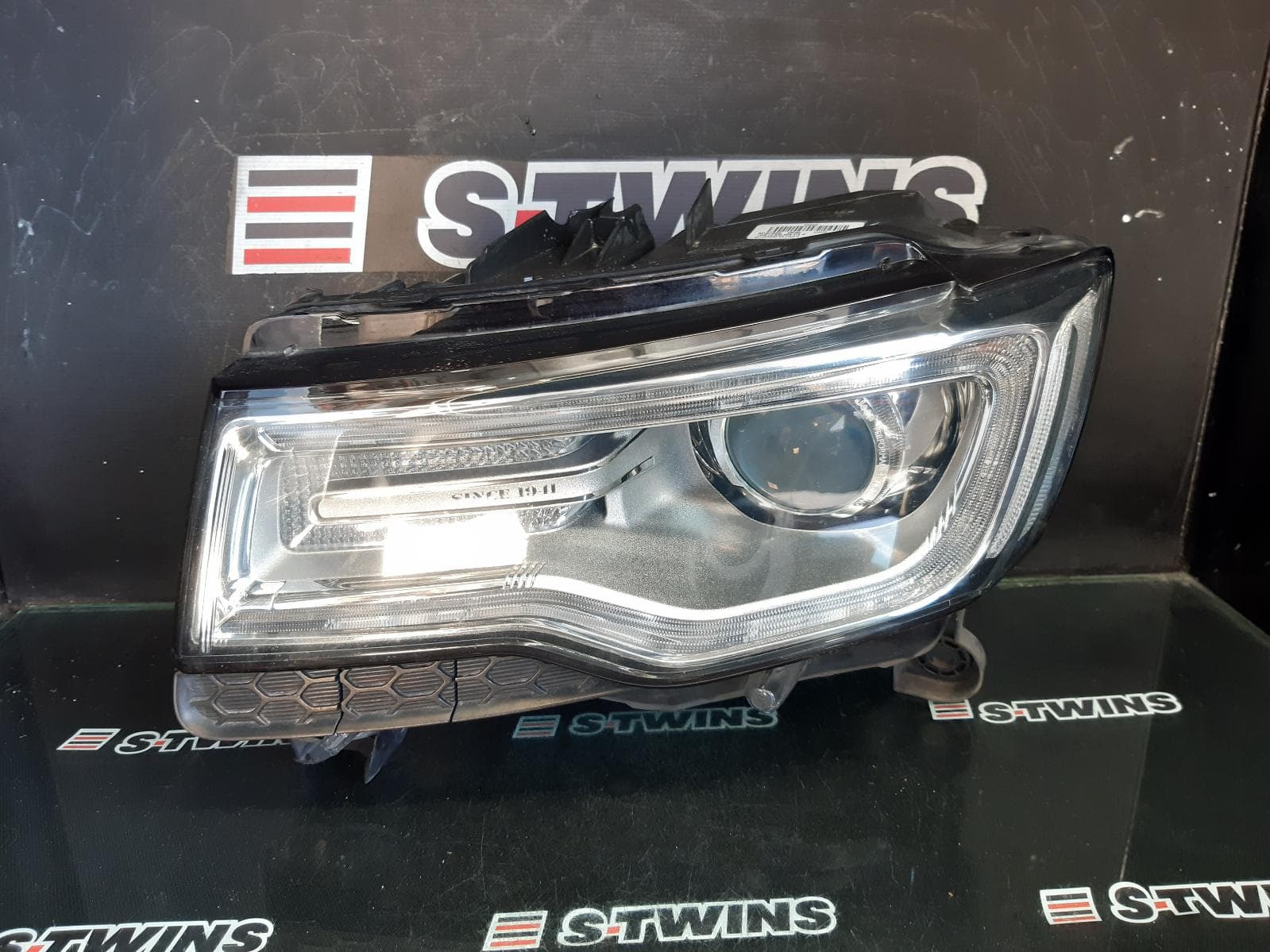 Used auto part listing image: 2015 JEEP GRANDCHEROKEE LEFT HEADLAMP WK, LAREDO/LIMITED/OVERLAND/SUMMIT, XENON, NON AFS TYPE (LM2), 04/13-09/16 0000347386