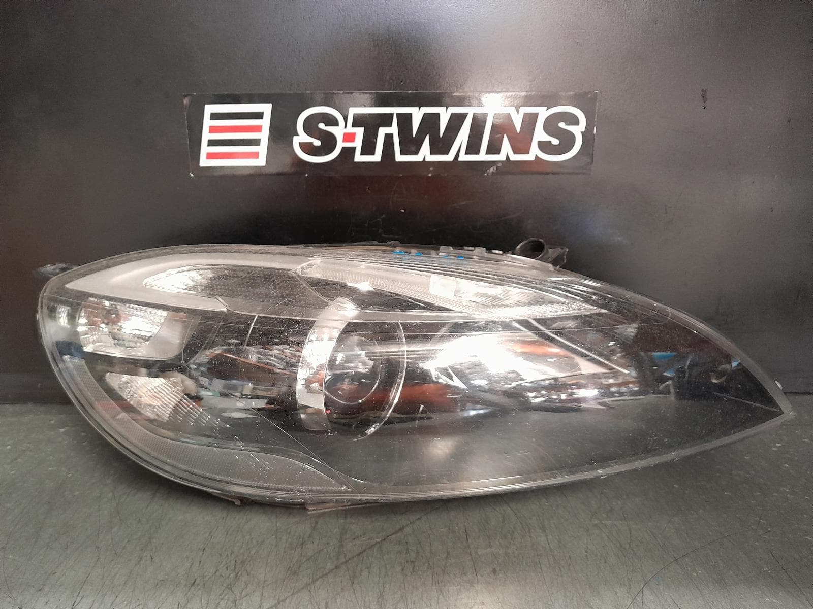 Used auto part listing image: 2014 VOLVO S40 RIGHT HEADLAMP M SERIES, CROSS COUNTRY (YV1MZ), XENON TYPE, VIN 038925-, 08/13- 0000365355