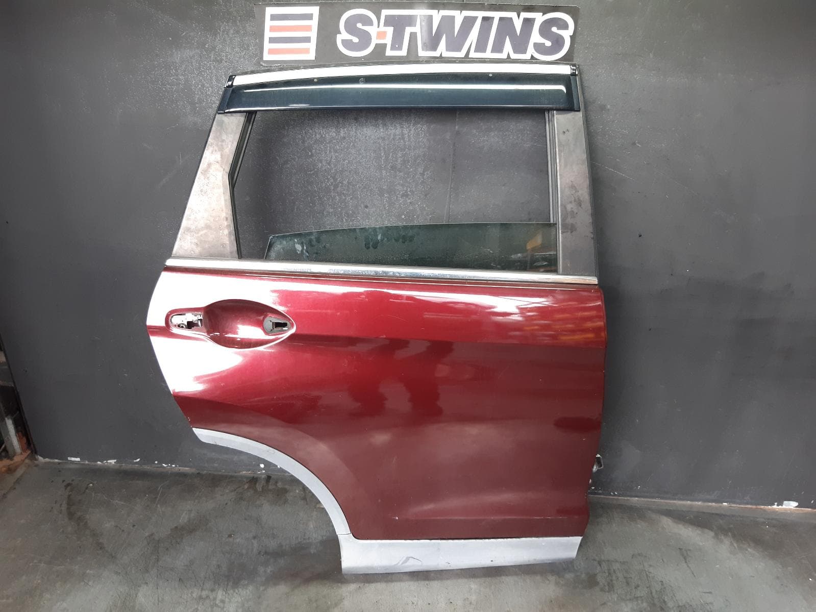 Used auto part listing image: 2016 HONDA CRV RIGHT REAR DOOR SLIDING RM, 11/12-04/17 0000347762