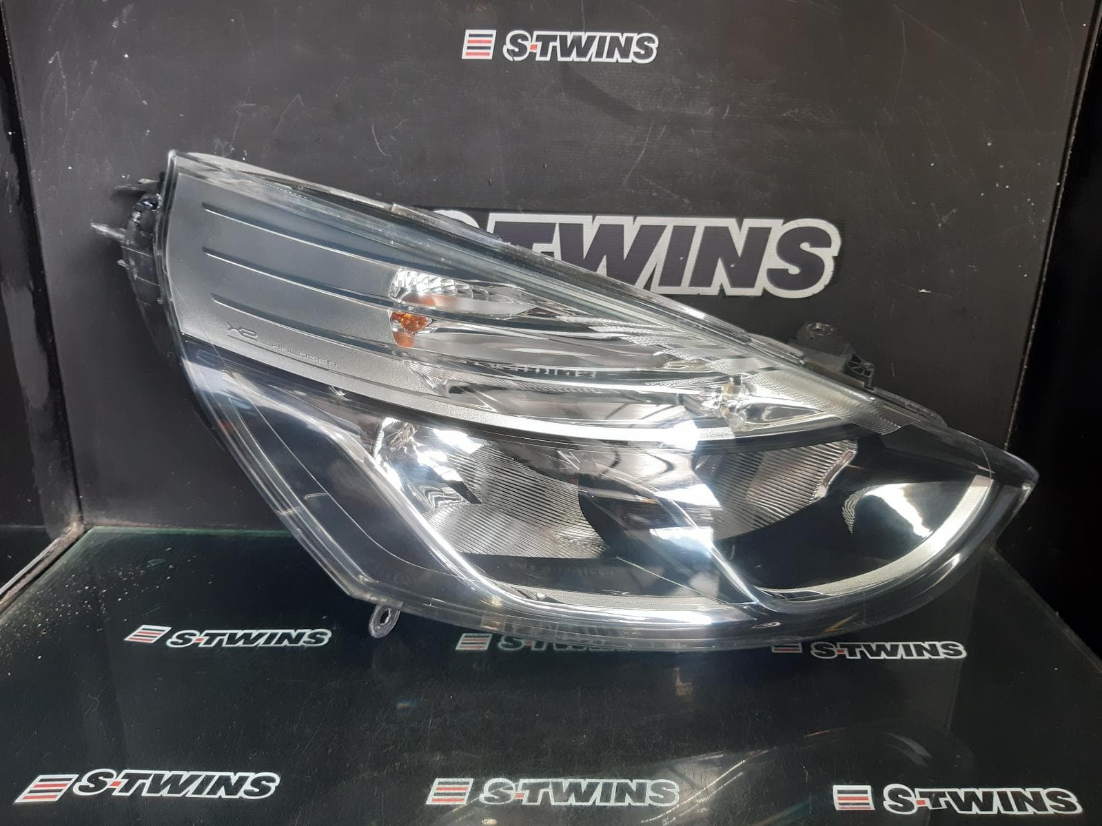 Used auto part listing image: 2013 RENAULT CLIO RIGHT HEADLAMP X98, EXPRESSION/DYNAMIQUE/GT/GT PREMIUM, AUTO LIGHT SENSITIVE TYPE, 09/13-07/16 0000361918
