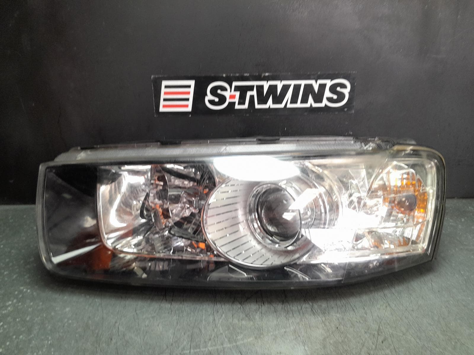 Used auto part listing image: 2014 HOLDEN CAPTIVA LEFT HEADLAMP CG, CAPTIVA 7 (4TH VIN = C), BLACK SURROUND, 01/11-09/15 0000350208