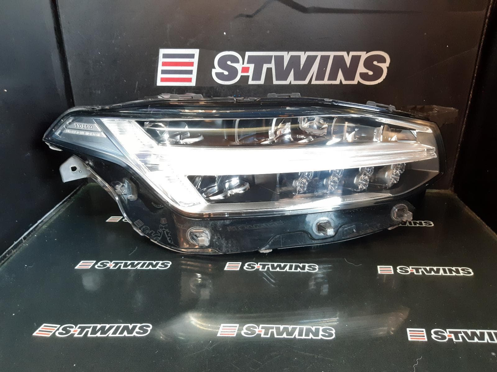 Used auto part listing image: 2015 VOLVO XC90 RIGHT HEADLAMP Mk2, LED TYPE, 04/15- 0000353279