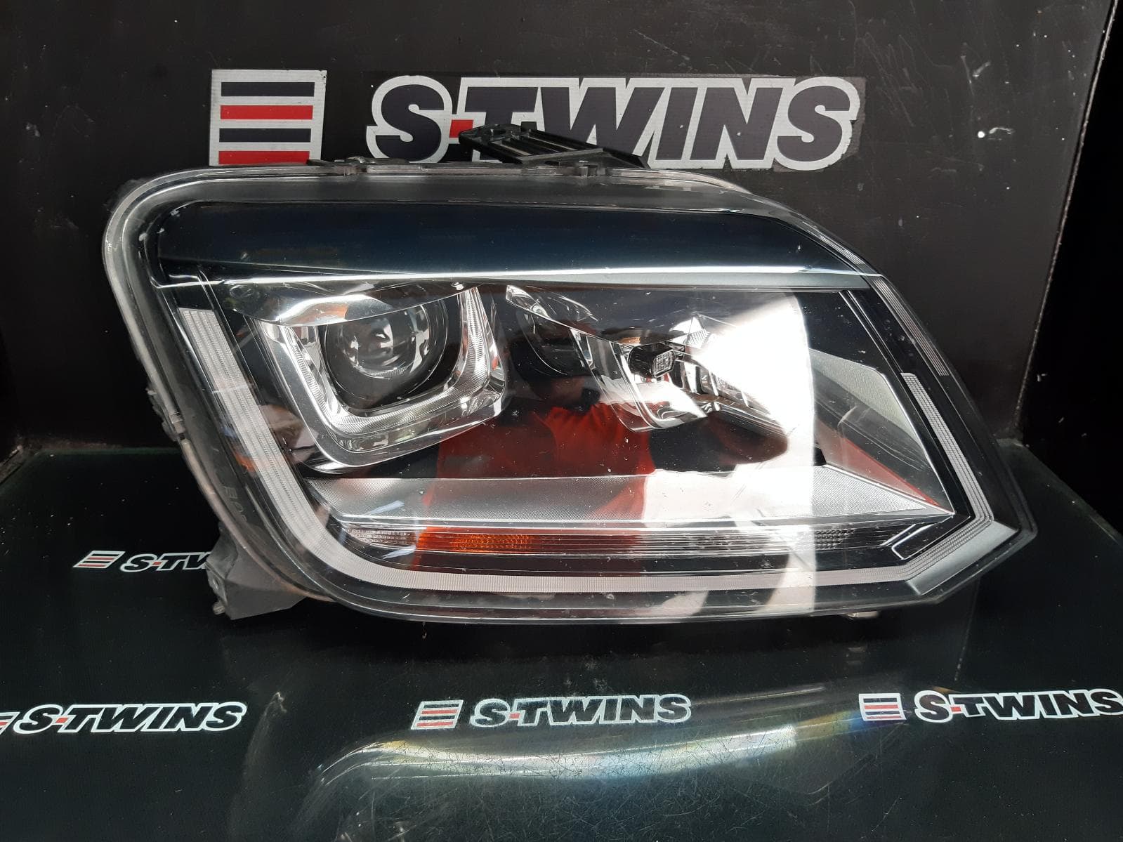 Used auto part listing image: 2022 VOLKSWAGEN AMAROK RIGHT HEADLAMP 2H, XENON TYPE, 10/14-09/22 0000355460