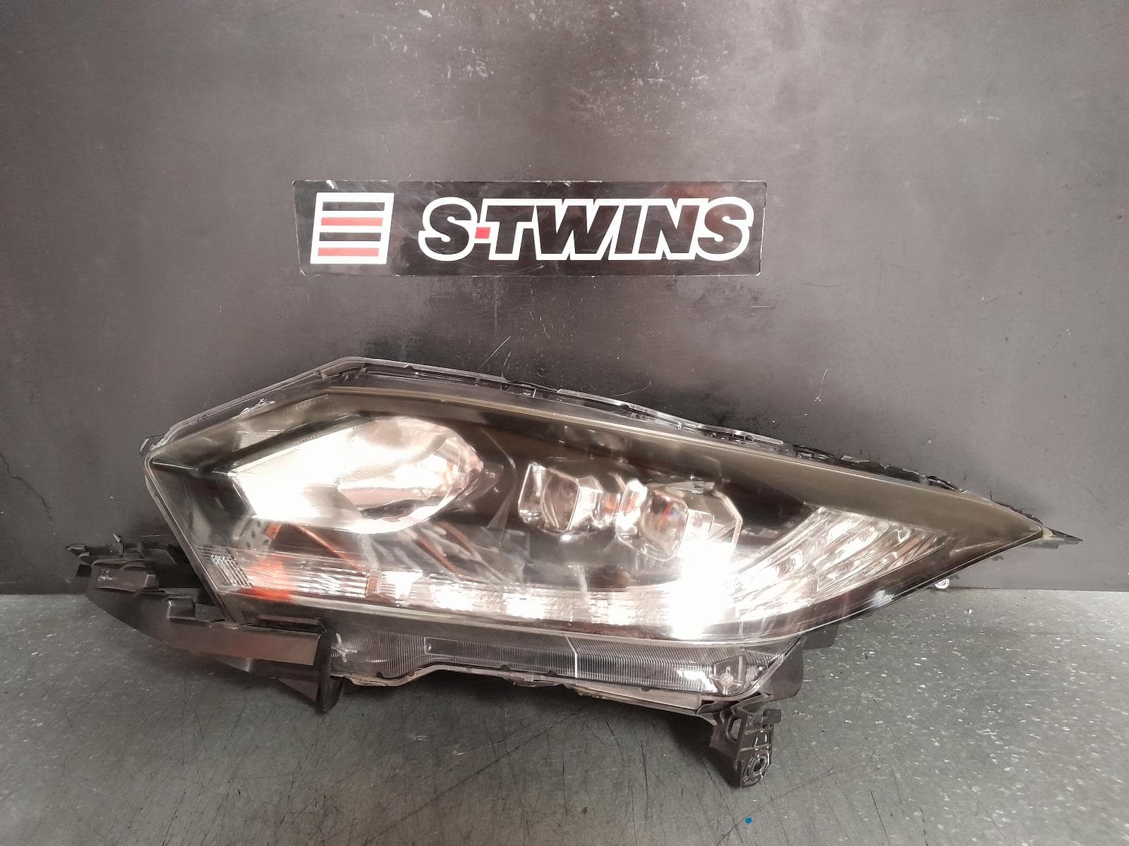 Used auto part listing image: 2015 HONDA HRV LEFT HEADLAMP RU5, VTi-S/VTi-L, LED TYPE, 12/14-06/18 0000363172