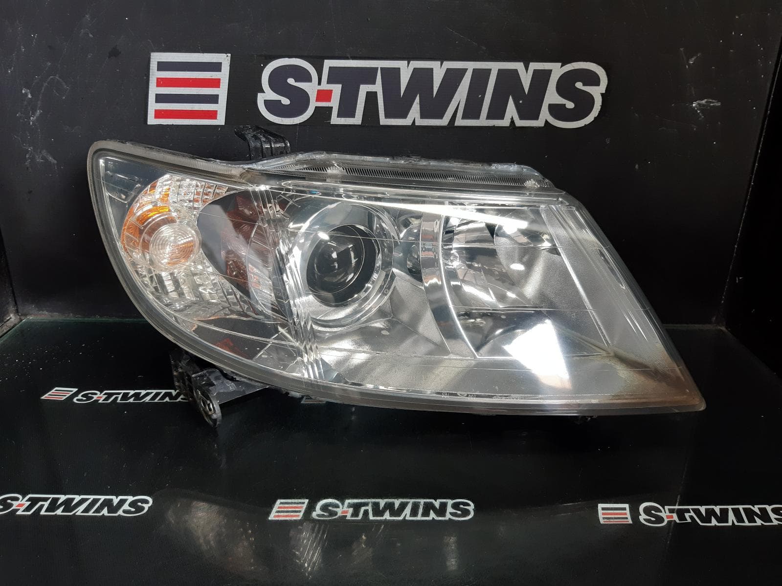 Used auto part listing image: 2010 SUBARU TRIBECA RIGHT HEADLAMP B9, 12/07-01/14 0000361403