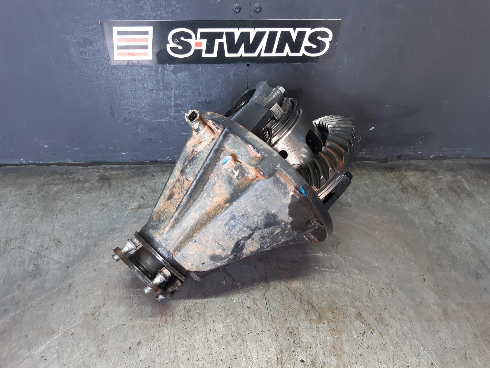 Used auto part listing image: 2021 TOYOTA HILUX DIFFERENTIAL CENTRE REAR, 2.8, DIESEL, MANUAL T/M, 3.583 RATIO, W/ DIFF LOCK TYPE, C01B CODE, 06/15- 0000361133