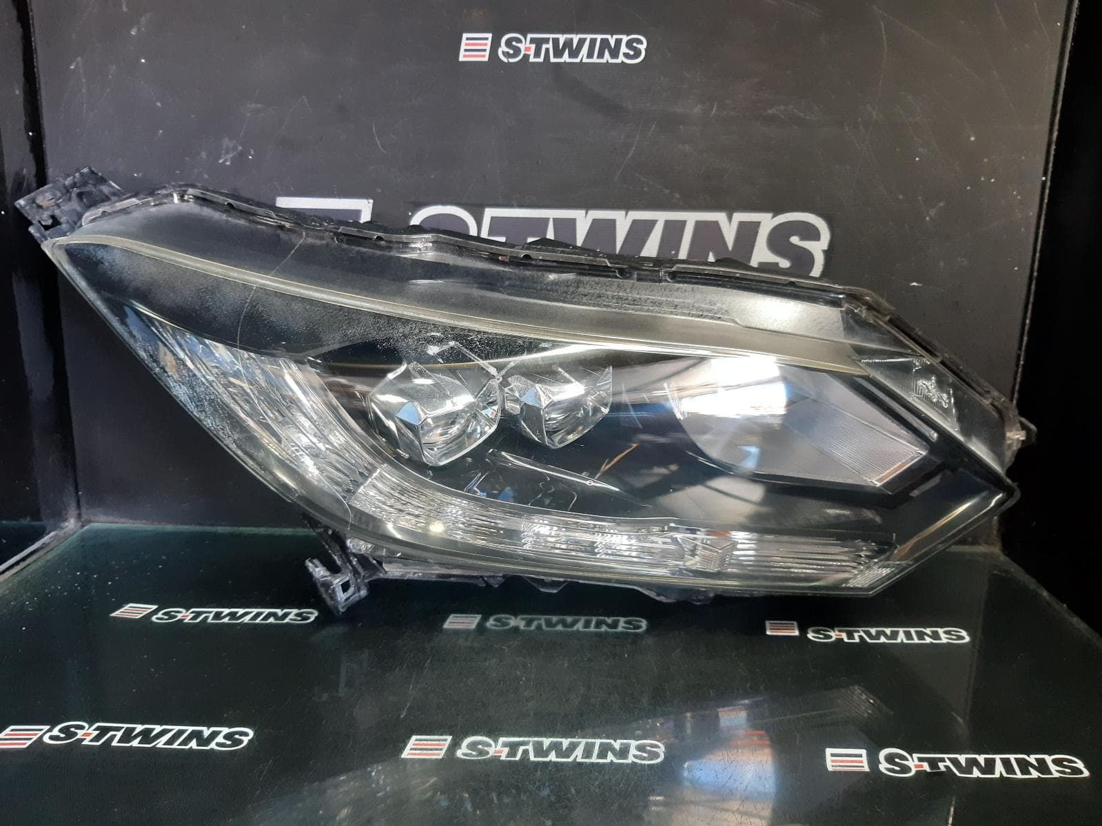 Used auto part listing image: 2017 HONDA HRV RIGHT HEADLAMP RU5, VTi-S/VTi-L, LED TYPE, 12/14-06/18 0000358285