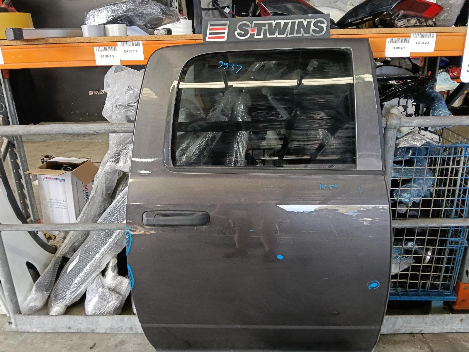 Used auto part listing image: 2021 RAM 1500 RIGHT REAR DOOR SLIDING DS, EXTRA CAB, EXPRESS/WARLOCK, 11/17-12/23 0000423265