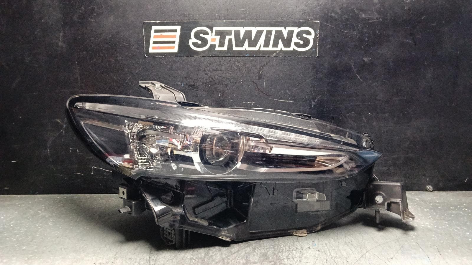 Used auto part listing image: 2024 MAZDA 6 RIGHT HEADLAMP GL, SPORT/GSX, LED, NON ADAPTIVE TYPE, 03/18-12/24 0000400544